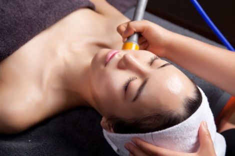 Điều trị tại spa và chăm sóc tại nhà cho da mụn