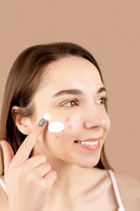 Top hoạt chất cần có cho da dầu mụn mùa nóng (Phân tích dưới góc độ chuyên gia)